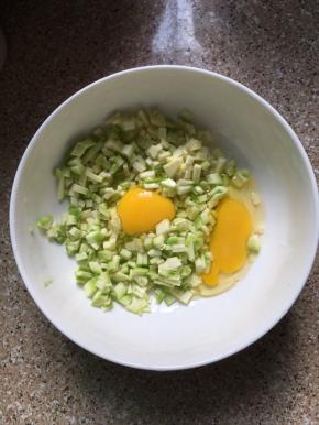 西葫芦切碎，打入两个鸡蛋