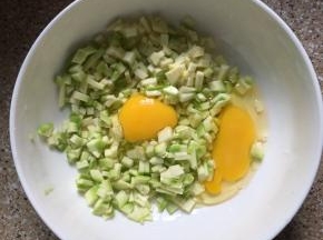 西葫芦切碎，打入两个鸡蛋