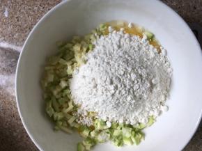放入面粉和盐