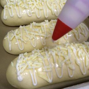 撒上芝士碎，挤上沙拉酱。