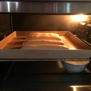 放入烤箱内发酵，烤箱底层放一碗热水。夏天可以直接室温发酵。