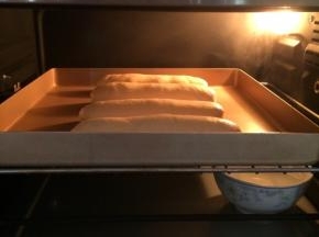 放入烤箱内发酵，烤箱底层放一碗热水。夏天可以直接室温发酵。