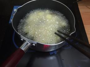 3. 锅里坐油烧热，把土豆炸至金黄