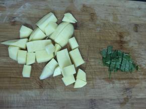 2. 把土豆去皮切丁，罗勒切碎