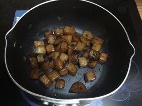 7. 再把炸好的土豆倒入锅内，把其炒至均匀，让土豆把蚝油吸收即可