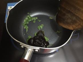 6. 倒入2勺的蚝油