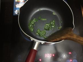 5. 用少许油把罗勒炒出香味