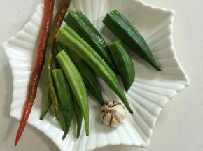 准备好所需的食材：

新鲜的嫩秋葵200克，红尖椒2个，蒜瓣1个！（秋葵是我家菜园里长得，采摘的有点儿晚，有的都有点儿老了，我就把老的部分去掉了！如果买的是嫩嫩的秋葵就不用去掉，免得营养流失！）

