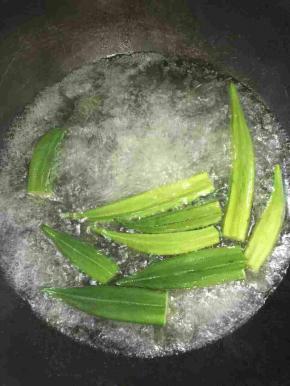 水烧开，加入一勺盐和几滴油，把秋葵放进去焯水4分钟左右！（焯水时加点盐和几滴油可以使秋葵的颜色更加的碧绿！）


