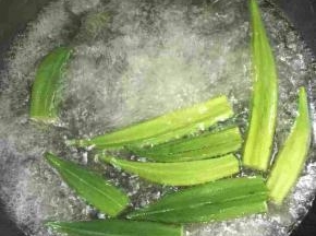 水烧开，加入一勺盐和几滴油，把秋葵放进去焯水4分钟左右！（焯水时加点盐和几滴油可以使秋葵的颜色更加的碧绿！）



