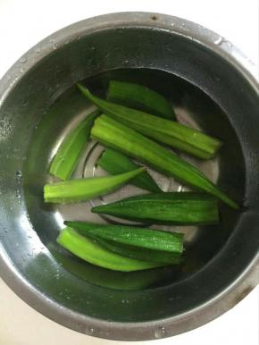 焯好水的秋葵过几遍凉水，让秋葵的温度可以快速的冷却下来！也可以放在冰水里降温！
