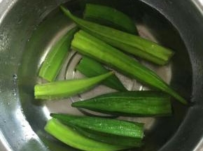 焯好水的秋葵过几遍凉水，让秋葵的温度可以快速的冷却下来！也可以放在冰水里降温！
