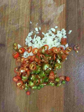 蒜瓣剥皮剁碎，红尖椒洗净切成小圈备用！


