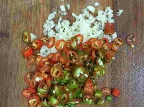 蒜瓣剥皮剁碎，红尖椒洗净切成小圈备用！


