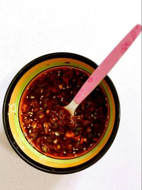 取一个小碗，加入蒜蓉，红尖椒圈，生抽，味极鲜酱油，蚝油，糖，香油，香醋，辣椒油，盐，鸡精搅拌均匀调成料汁儿！
