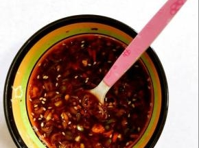 取一个小碗，加入蒜蓉，红尖椒圈，生抽，味极鲜酱油，蚝油，糖，香油，香醋，辣椒油，盐，鸡精搅拌均匀调成料汁儿！
