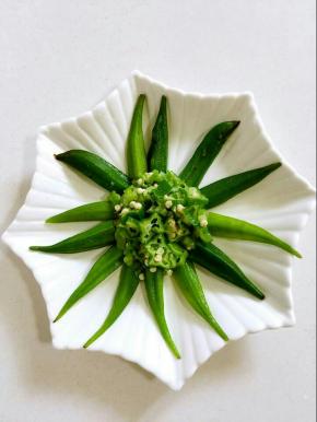 把冷却好的秋葵捞出来沥干水分，按照自己的喜好，切好，摆盘！


