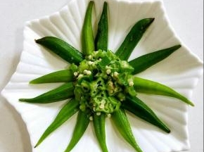 把冷却好的秋葵捞出来沥干水分，按照自己的喜好，切好，摆盘！


