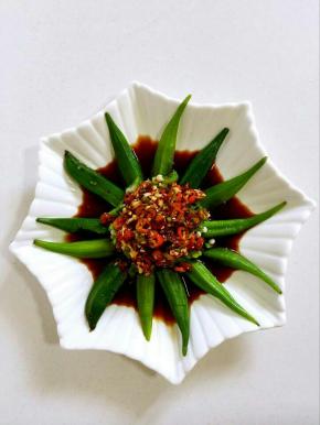 把调好的料汁儿浇在秋葵上即可！

