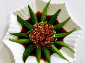 把调好的料汁儿浇在秋葵上即可！

