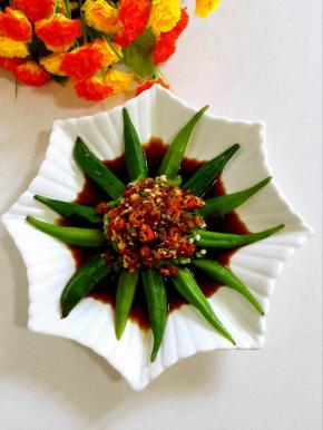 做好的凉拌秋葵，酸辣爽口，非常的开胃，用来下酒佐餐都很赞哦！
