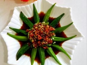 做好的凉拌秋葵，酸辣爽口，非常的开胃，用来下酒佐餐都很赞哦！
