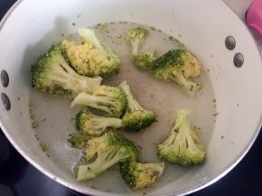 西兰花加盐和油放入清水中焯熟