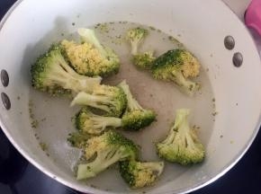 西兰花加盐和油放入清水中焯熟