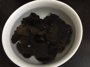 1. 先把木耳泡开，预先泡好