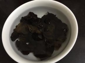 1. 先把木耳泡开，预先泡好
