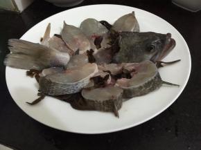 5. 把腌好的鱼码在盘子里，摆好