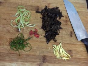 4. 把所有的配菜都切好备用