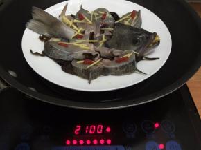 8. 锅里坐水烧开，把鱼送进锅里