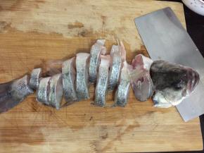 2. 鲈鱼洗净，切成块状