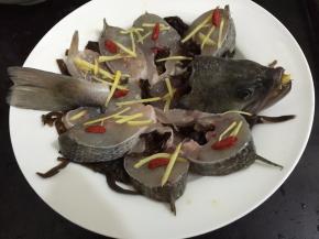 6. 把切好的木耳丝码在鱼上