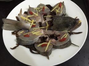 6. 把切好的木耳丝码在鱼上