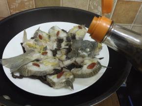 10. 出锅后的鱼加入1勺的生抽