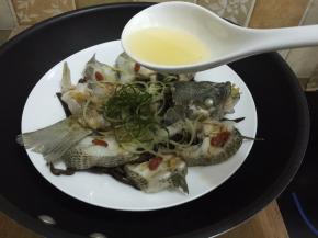 12. 码上葱和芹菜，把烧热的油淋上即可