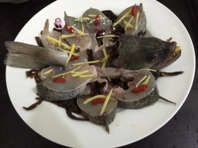 7. 再把姜丝和枸杞子码上