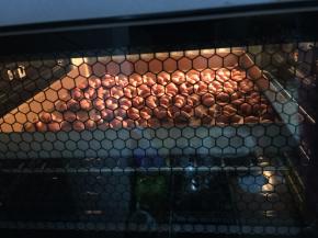 1. 花生先用烤箱上下火150度烘烤15分钟