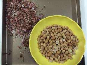 2. 放到花生还有些许温度时即可去皮备用