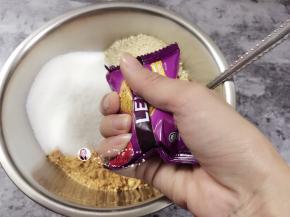 6. 芝士饼干捏碎