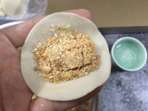 9. 拿一个小茶杯装些许水，抹饺子皮的