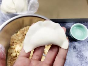 10. 饺子可以有各种造成，这个是月芽形状，对折捏紧