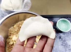 10. 饺子可以有各种造成，这个是月芽形状，对折捏紧