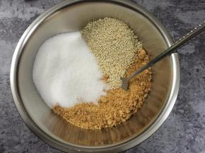 7. 除了饺子皮，其余所有材料全部混合在一起