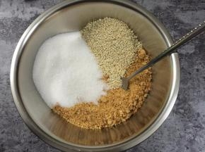 7. 除了饺子皮，其余所有材料全部混合在一起