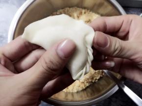 12. 再从下面向上推折