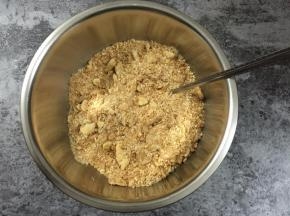 8. 用勺子把所有的材料混合均匀