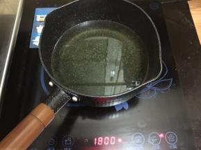 16. 锅里坐油，加热到50度左右